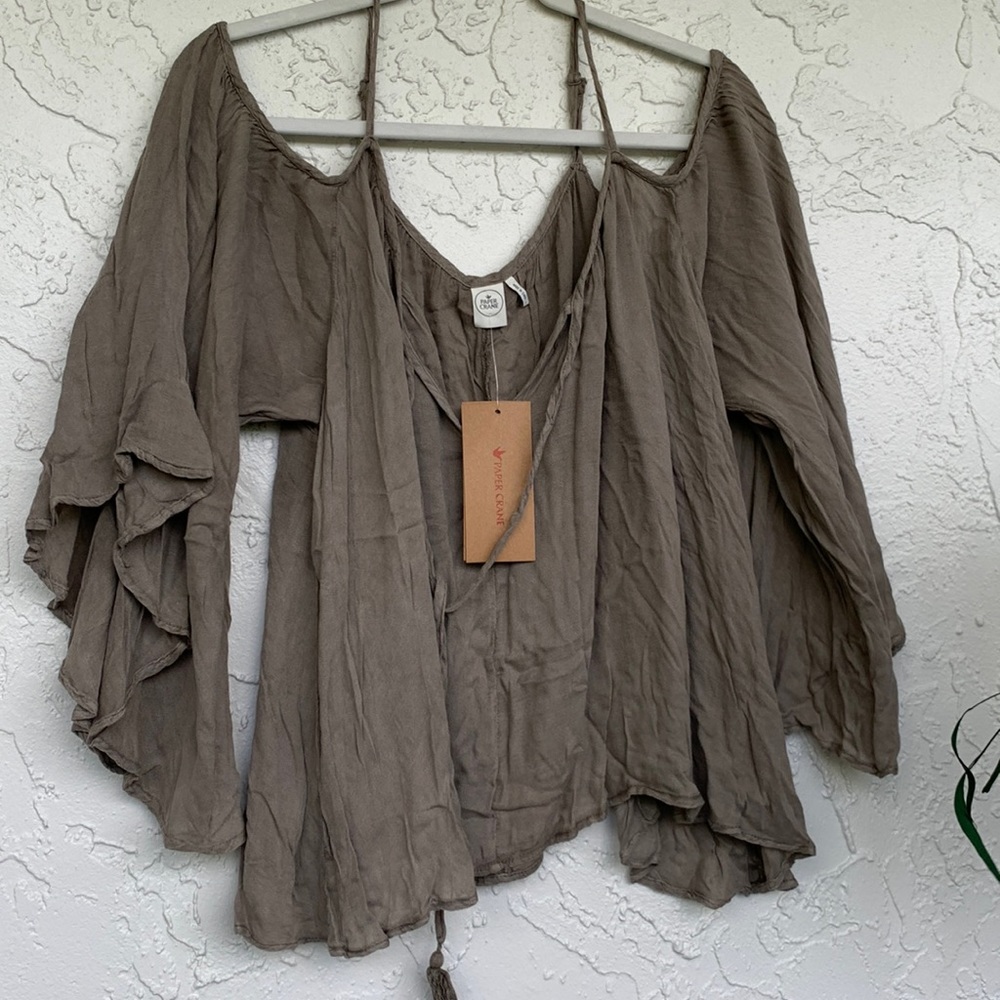 Bohemian blouse sleeve peasant style very ample flowy blouse.  Lightweight.